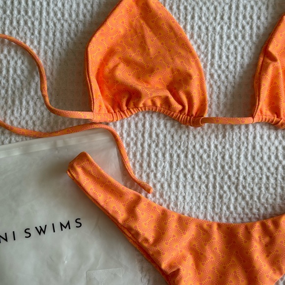 LENI SWIMS CAPRI BIKINI SET - Picture 2 of 7